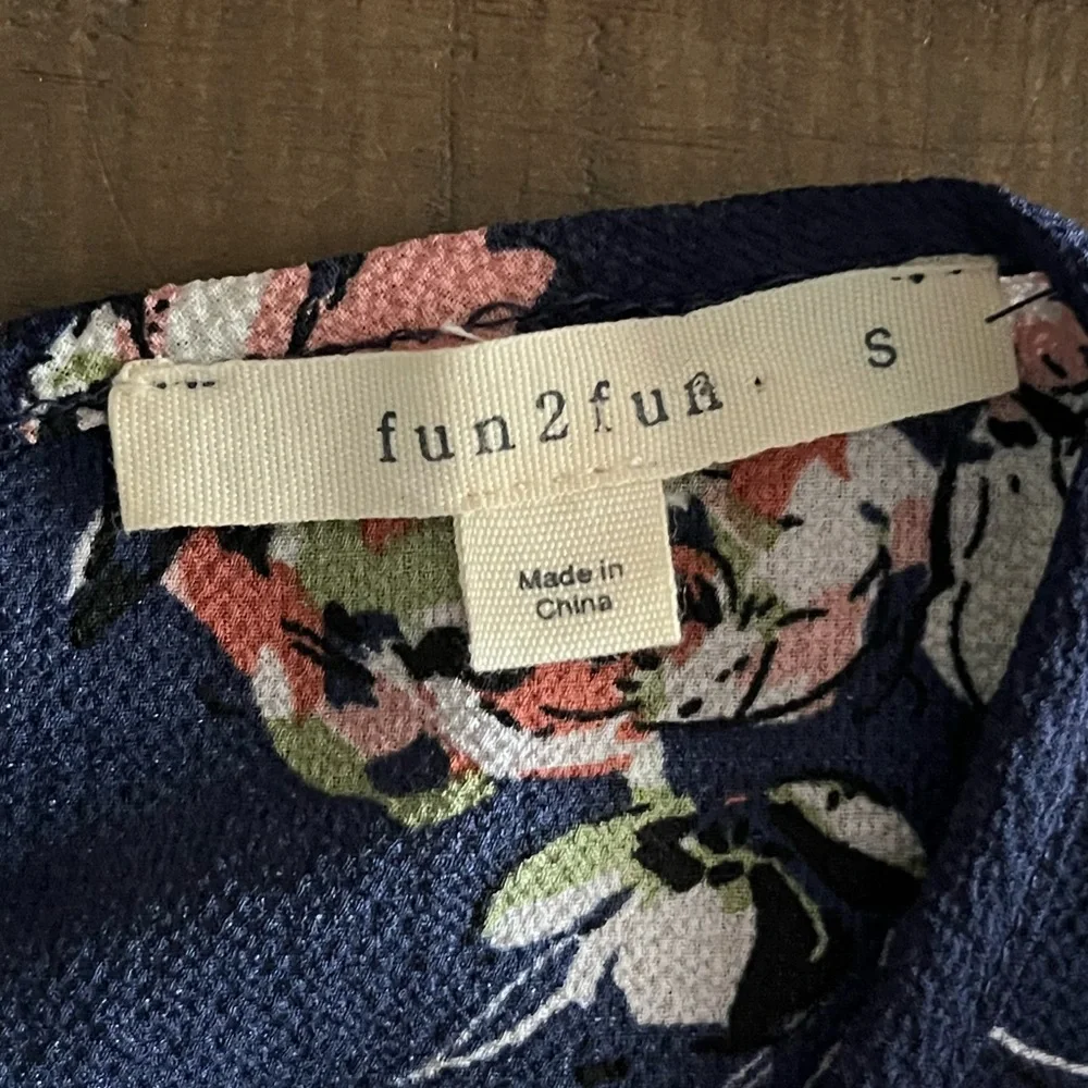 Women’s blouse size small - Picture 2 of 5